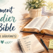 Illustration aquarelle d’un bureau lumineux avec une Bible ouverte, un carnet et une tasse, représentant comment étudier la Bible pour débutants dans un moment calme et inspirant.